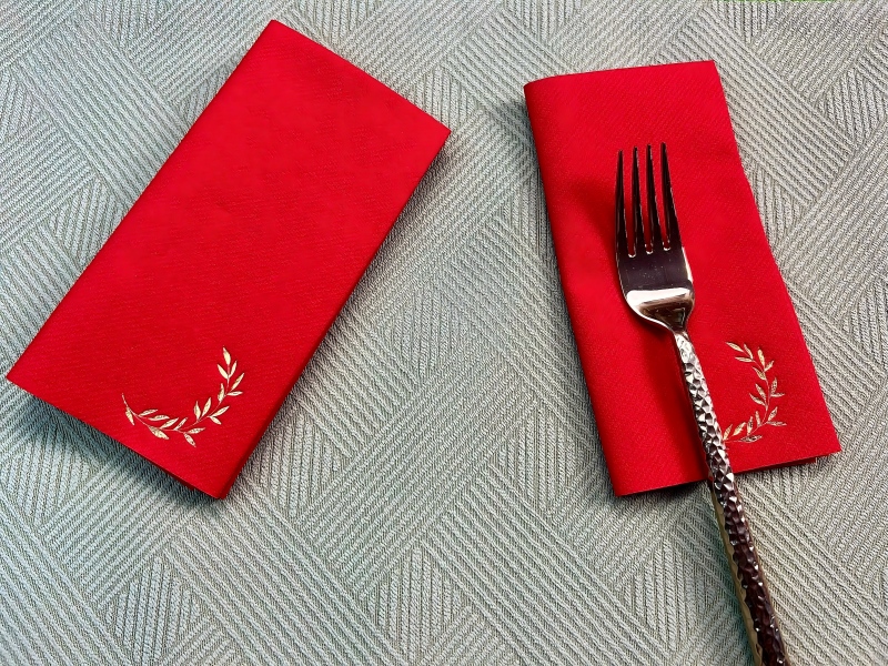 Hvordan produseres Airlaid-servietter og hva gjør dem unike?