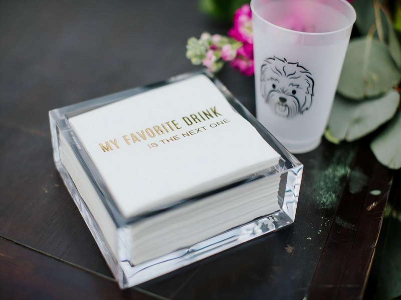 Hvordan skiller cocktailservietter seg fra andre typer servietter når det gjelder størrelse og funksjon?